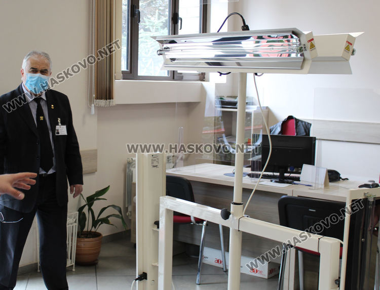 С бактерицидна лампа дезинфекцират касовия салон в община Хасково