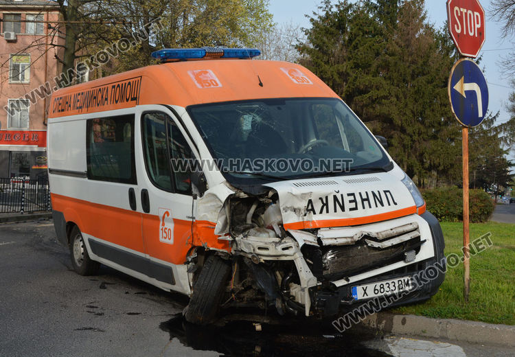 Линейка катастрофира до болницата в Хасково