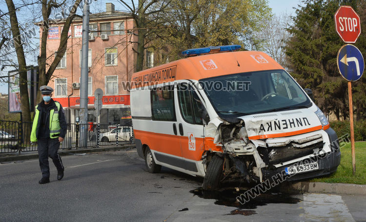 Линейка катастрофира до болницата в Хасково