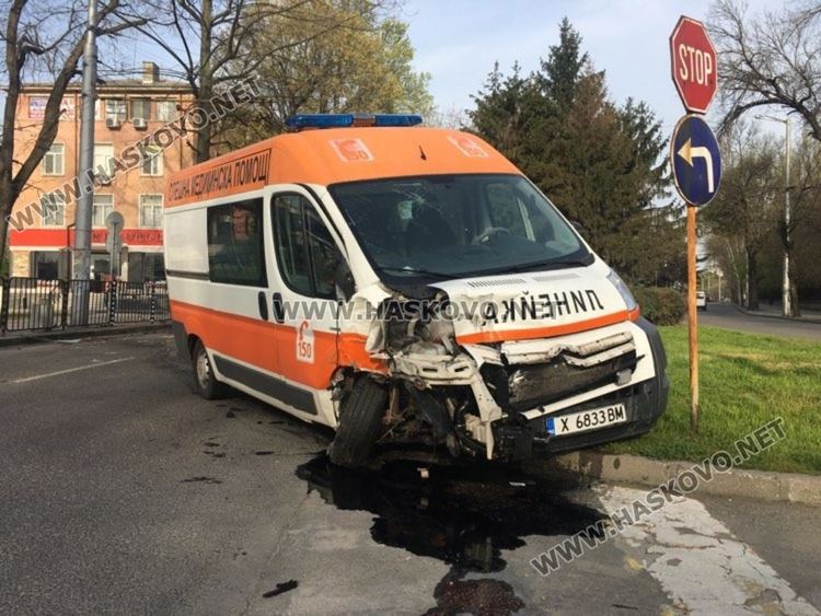 Линейка катастрофира до болницата в Хасково