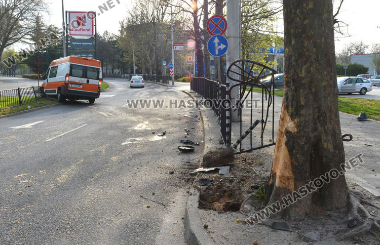 Линейка катастрофира до болницата в Хасково