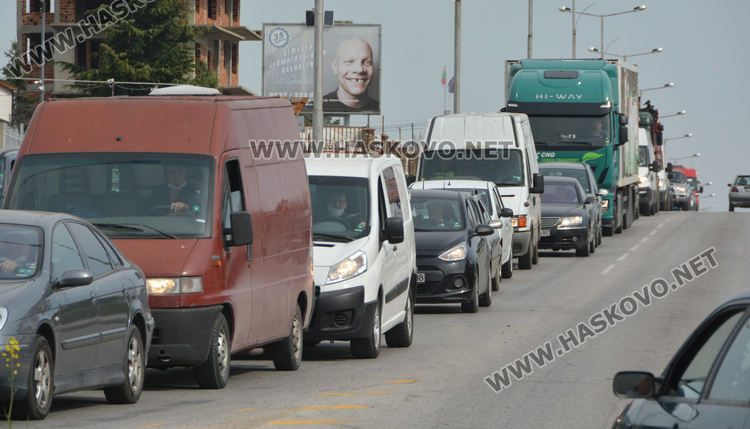Километрична опашка от коли се образува на КПП за влизане в Хасково