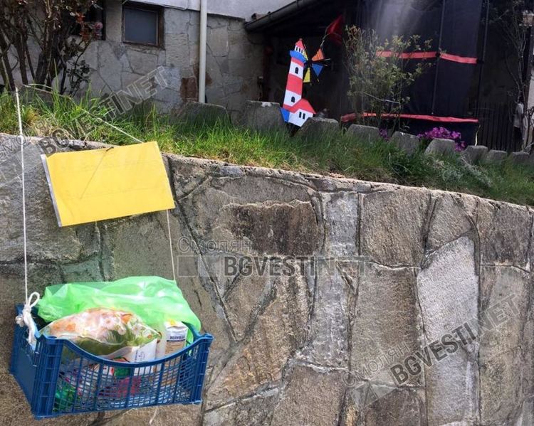 „Ако имаш, моля, остави! Ако нямаш-си вземи!“ Това е посланието, оставено от добри хора заедно с хранителните продукти пред жилищен блок  в центъра на Смолян.