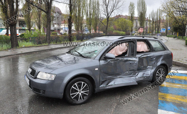 Джип Мерцедес се заби в Ауди до "Лебеда"