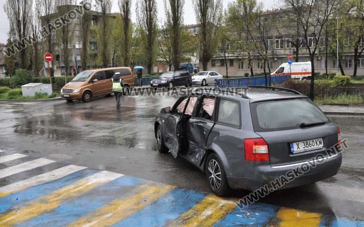 Джип Мерцедес се заби в Ауди до "Лебеда"