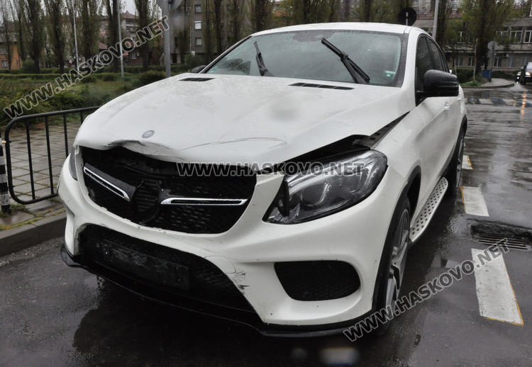 Джип Мерцедес се заби в Ауди до "Лебеда"