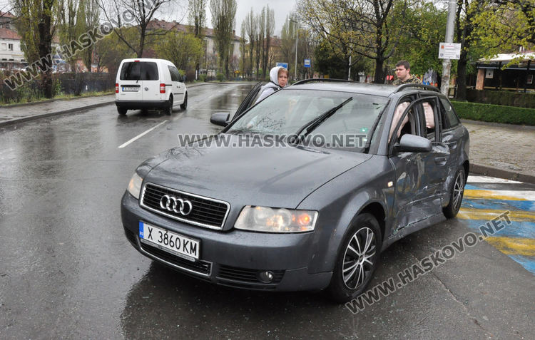 Джип Мерцедес се заби в Ауди до "Лебеда"