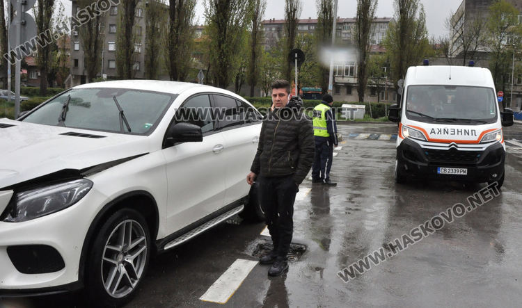 Джип Мерцедес се заби в Ауди до "Лебеда"