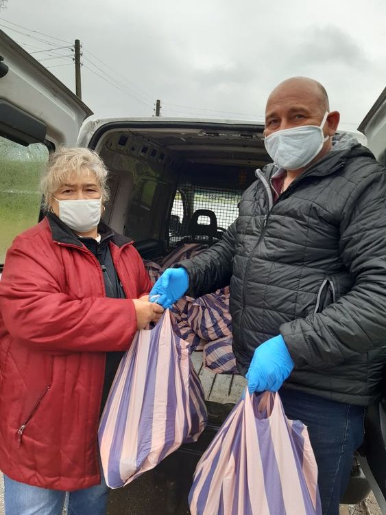 ГЕРБ Хасково дари 300 пакета с храни на социално слаби в селата