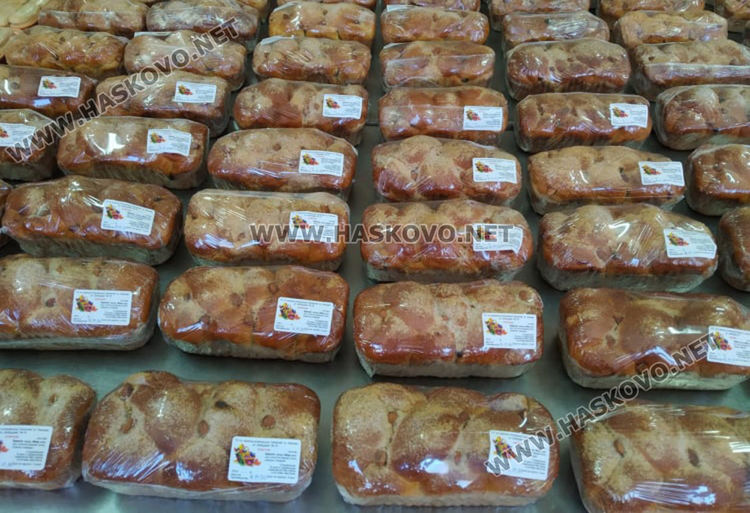 Преподаватели от гимназията по туризъм с благотворителна кампания за Великден