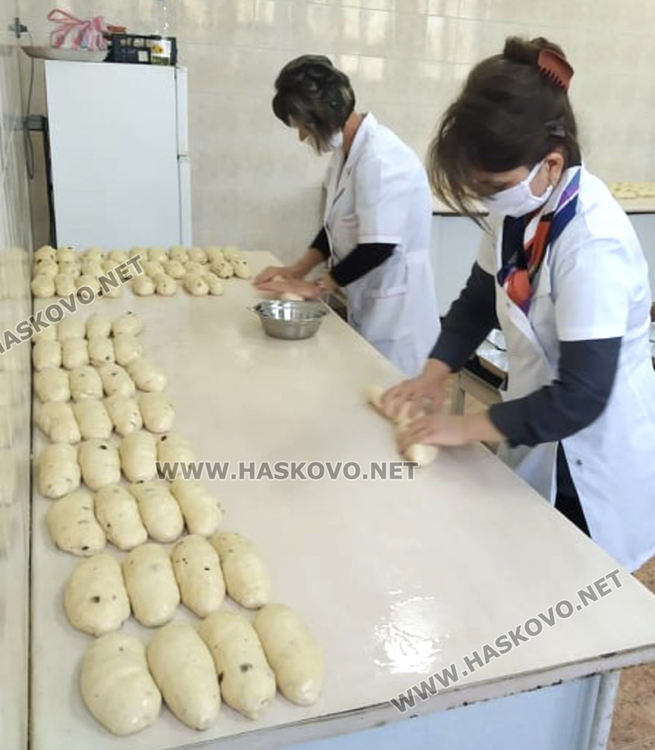 Преподаватели от гимназията по туризъм с благотворителна кампания за Великден