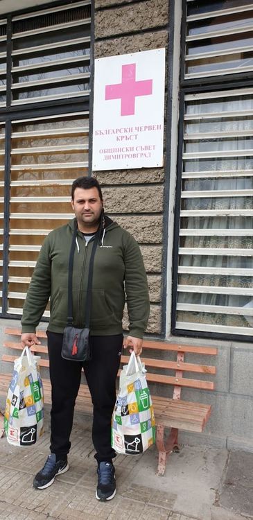 Международни шофьори дариха хранителни продукти на възрастни хора за Великден