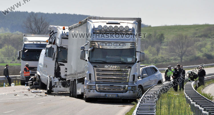 Катастрофа с 10 автомобила затвори магистрала "Марица", има ранени