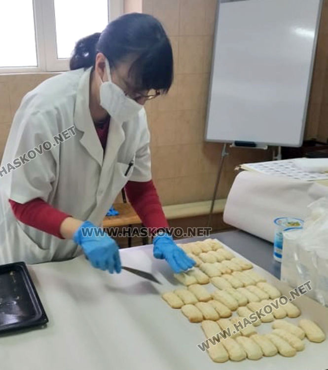 Преподаватели от гимназията по туризъм с благотворителна кампания за Великден