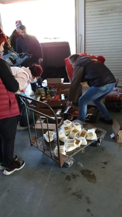 100 пакета храни от български производители дари за крайно нуждаещи се Теодора Игнатова