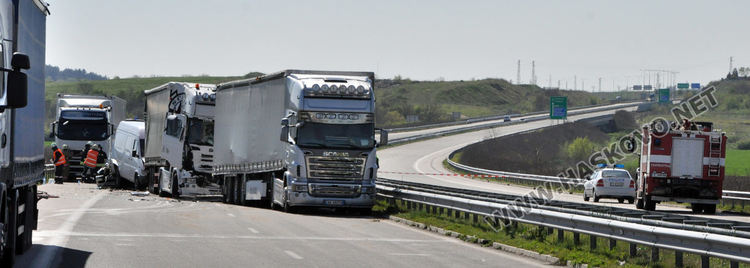 Катастрофа с 10 автомобила затвори магистрала "Марица", има ранени