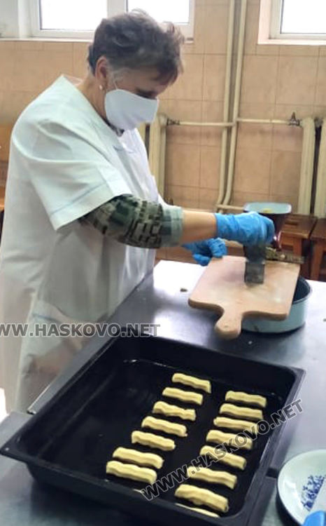 Преподаватели от гимназията по туризъм с благотворителна кампания за Великден