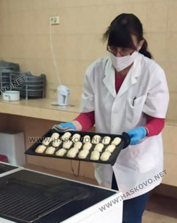 Преподаватели от гимназията по туризъм с благотворителна кампания за Великден