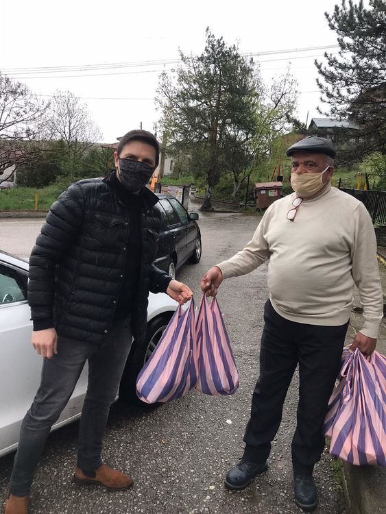 ГЕРБ Хасково дари 300 пакета с храни на социално слаби в селата