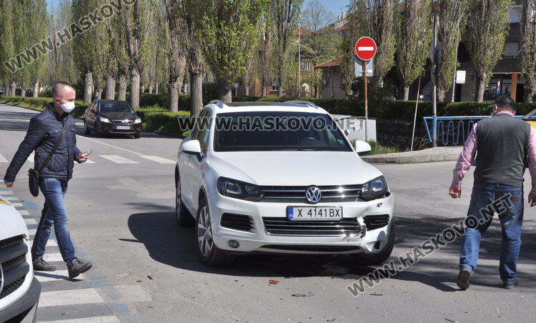 Нова катастрофа до “Лебеда”, удариха се Опел и Фолксваген