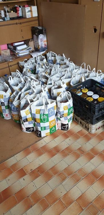 Международни шофьори дариха хранителни продукти на възрастни хора за Великден