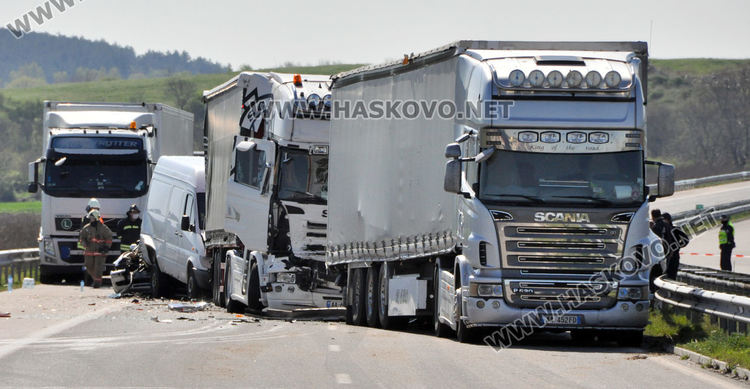 Катастрофа с 10 автомобила затвори магистрала "Марица", има ранени