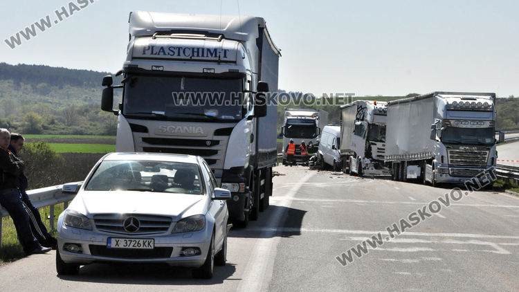 Катастрофа с 10 автомобила затвори магистрала "Марица", има ранени