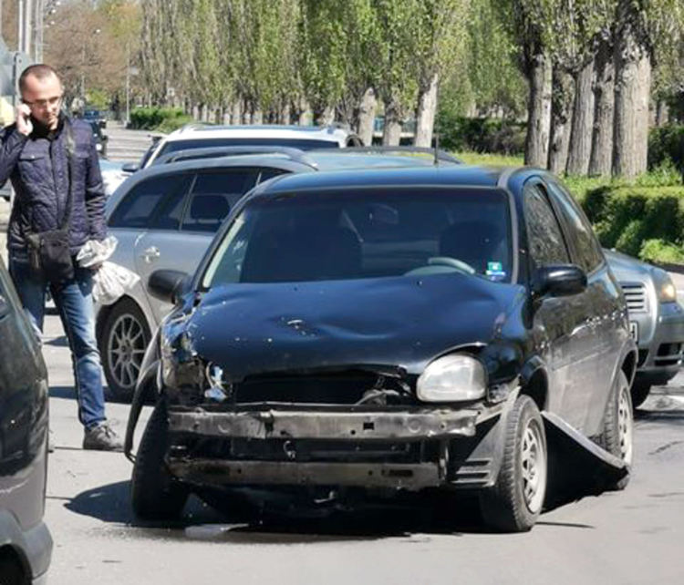 Нова катастрофа до “Лебеда”, удариха се Опел и Фолксваген