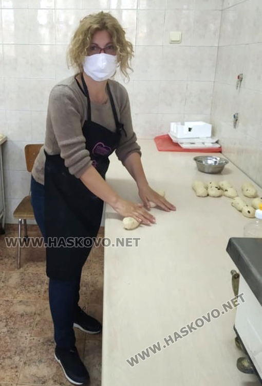 Преподаватели от гимназията по туризъм с благотворителна кампания за Великден