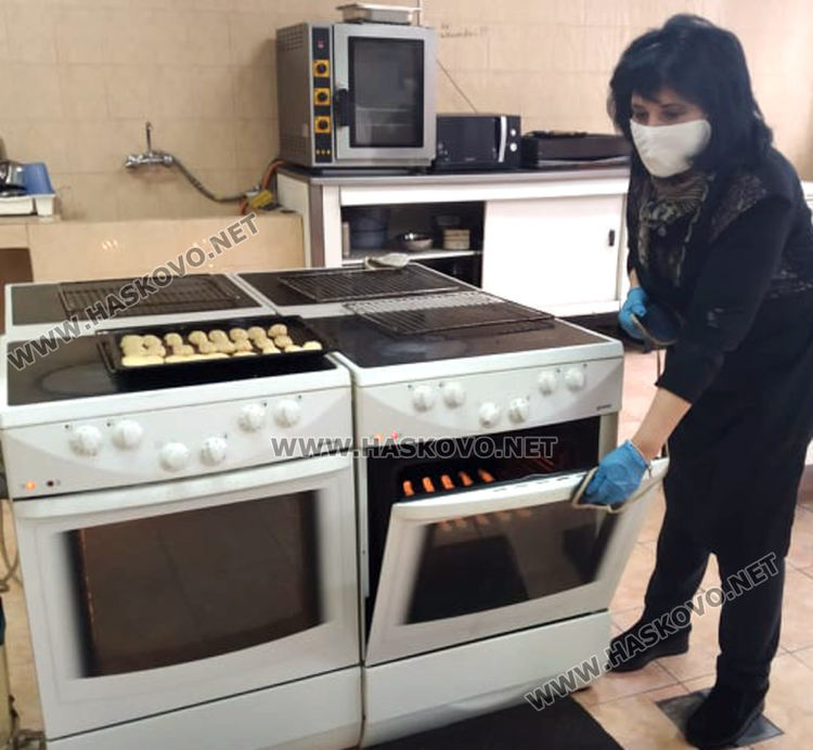 Преподаватели от гимназията по туризъм с благотворителна кампания за Великден