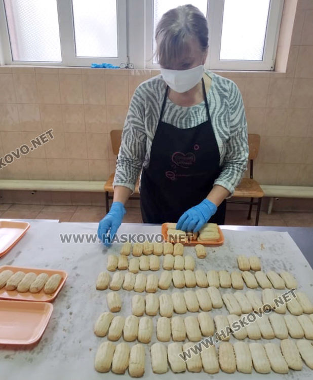 Преподаватели от гимназията по туризъм с благотворителна кампания за Великден