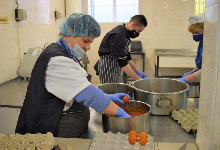 315 души от Харманлийско ще получат пакети с храни и празничен обяд за Великден