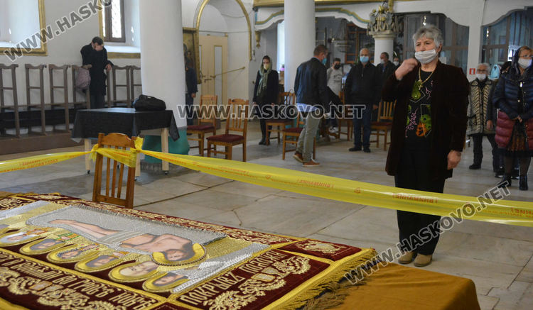 Поклонение пред Светата плащеница при извънредни мерки