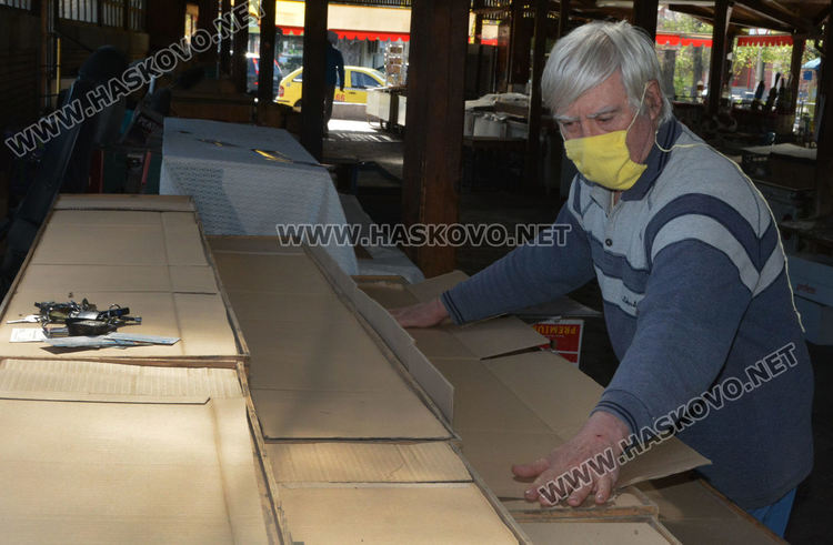 Пазарджиите използват времето без работа за стягане на сергиите