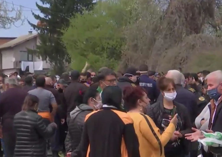 Стълпотворение във Факултета, десетки  излязоха на протест