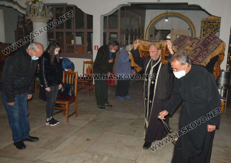 Поклонение пред Светата плащеница при извънредни мерки