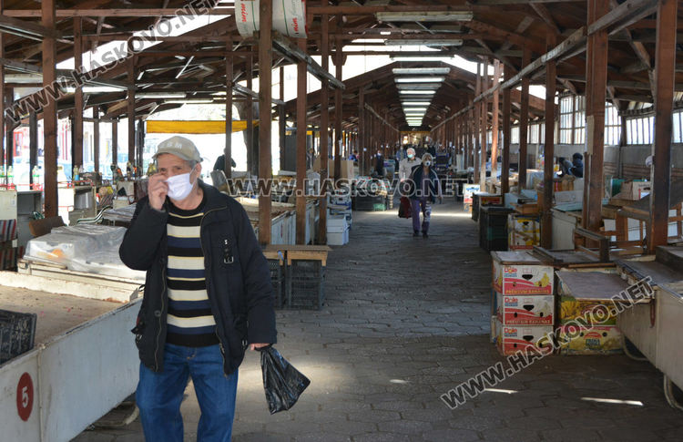 Пазарджиите използват времето без работа за стягане на сергиите