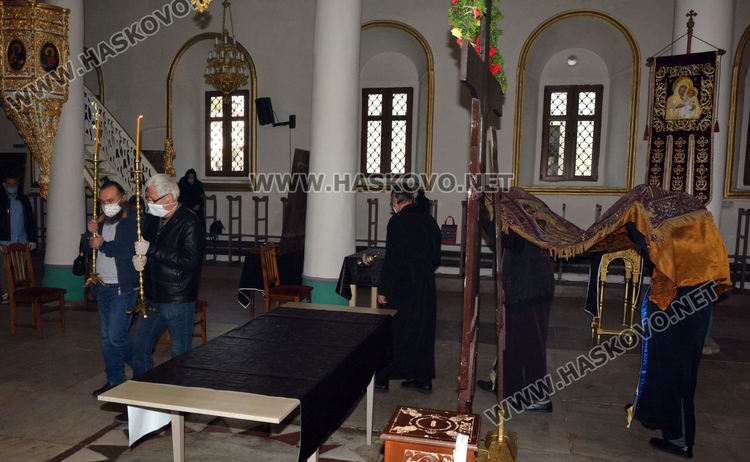 Поклонение пред Светата плащеница при извънредни мерки