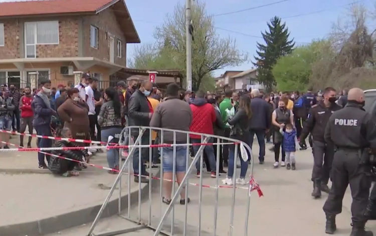 Стълпотворение във Факултета, десетки  излязоха на протест