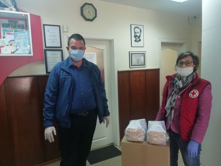 Областният управител Никола Чанев дари на БЧК предпазни маски и безконтактни термометри