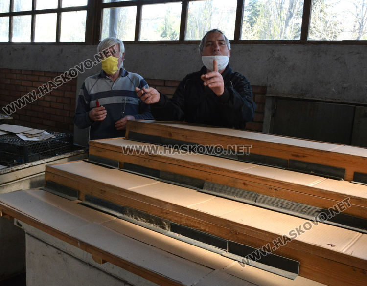 Пазарджиите използват времето без работа за стягане на сергиите