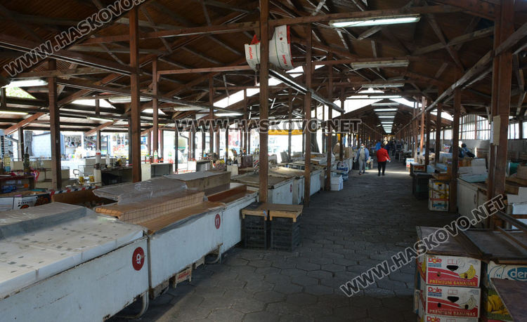 Пазарджиите използват времето без работа за стягане на сергиите