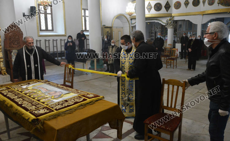 Поклонение пред Светата плащеница при извънредни мерки