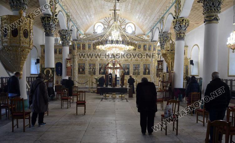 Поклонение пред Светата плащеница при извънредни мерки