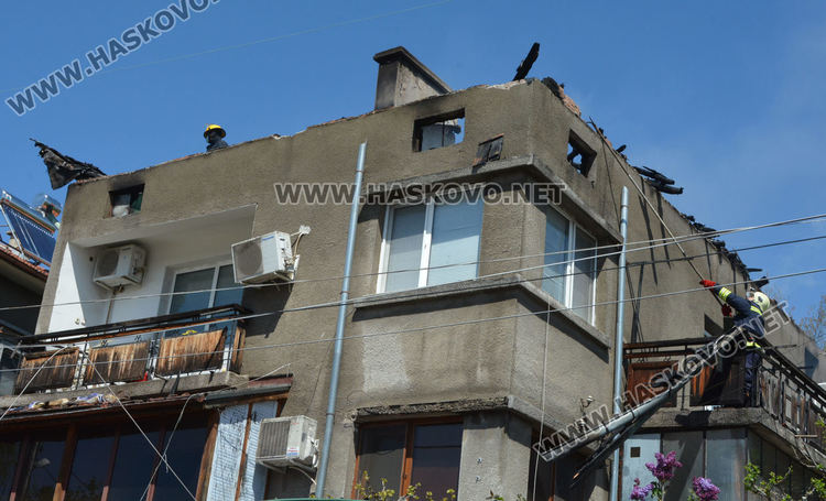 Горя масивна къща в Хасково (видео)