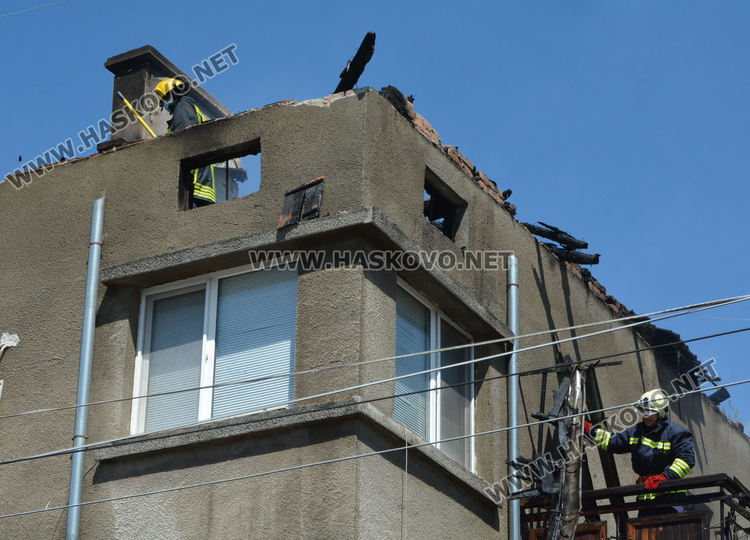 Горя масивна къща в Хасково (видео)
