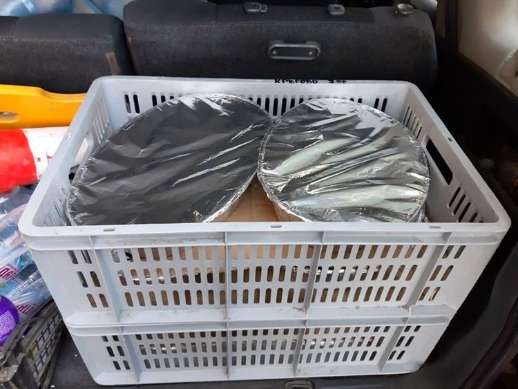 Семейство от Чикаго дари агнешко месо и козунаци на нуждаещи се в Харманли