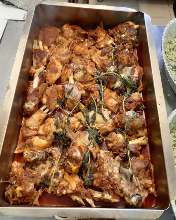 Семейство от Чикаго дари агнешко месо и козунаци на нуждаещи се в Харманли