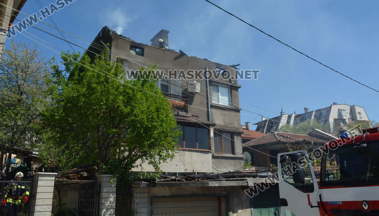 Горя масивна къща в Хасково (видео)