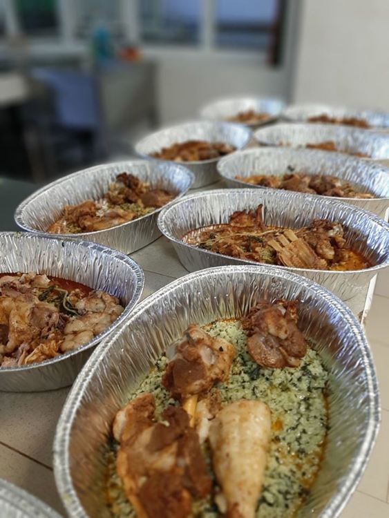 Семейство от Чикаго дари агнешко месо и козунаци на нуждаещи се в Харманли